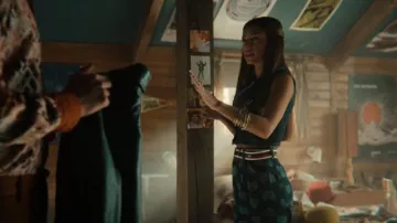 Lazy Oaf Loved Up Denim Jeans usados por Ruby Matthews (Mimi Keene) como se ve en Sex Education (S03E02)