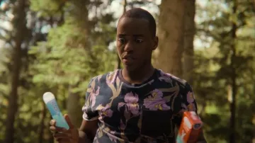 H&M Flo­ral Pock­et Tee worn by Eric Effiong (Ncuti Gatwa) as seen in Sex Education (S03E02)