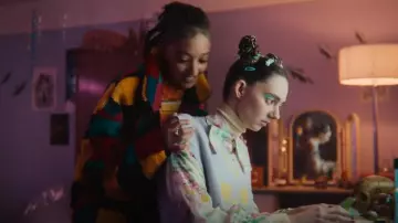 Manteau polaire Cube de couleur Oaf paresseux porté par Ola Nyman (Patricia Allison) vu dans Sex Education (S03E03)