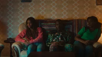 Le jean Ragged Priest Mom en imprimé mixte porté par Eric Effiong (Ncuti Gatwa) vu dans Sex Education (S03E03)