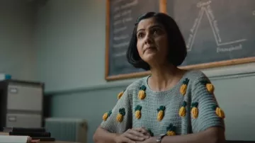 Zara Pineap­ple Knit­ted Crop Top worn by Olivia Hanan (Simone Ashley) as seen in Sex Education (S03E04)