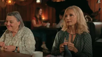 Veronica Beard Amato Shirred-Detail Printed Blusa usada por Muriel (Teryl Rothery) como se ve en Virgin River (S05E08)