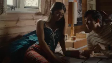 Leggings à carreaux Zara avec fermetures éclair portés par Ruby Matthews (Mimi Keene) comme on le voit dans Sex Education (S03E04)