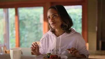 Una sudadera con capucha Real One Prototype usada por Kaia Bryant (Kandyse McClure) como se ve en Virgin River (S05E08)