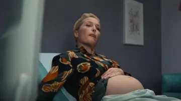 John Lewis Toast Shari Vestido floral usado por Jean Milburn (Gillian Anderson) como se ve en Sex Education (S03E05)