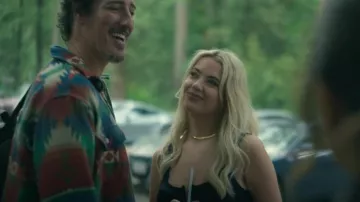 Kendra Scott Herringbone Collar de cadena usado por Cara (Ashley Benson) como se ve en Wilderness (S01E02)