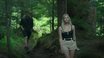 Good American Good Touch Ruched U-Ring Bodysuit usado por Cara (Ashley Benson) como se ve en Wilderness (S01E02)