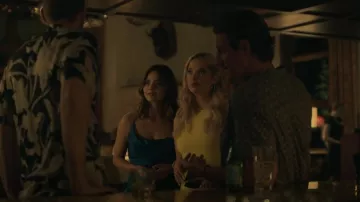 David Koma Lace Up Midi Dress *Altered: Sleeve Removed usado por Cara (Ashley Benson) como se ve en Wilderness (S01E02)