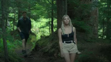 Tna Cargo Shorts usados por Cara (Ashley Benson) como se ve en Wilderness (S01E02)