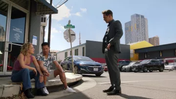 Zapatillas blancas Adidas Stan Smith usadas por Thomas Magnum (Jay Hernandez) como se ve en el vestuario de la serie de televisión Magnum P.I. (S05E01)