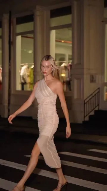 Simkhai Seraiah Robe portée par Meredith Duxbury sur son post Instagram le 14 septembre 2023