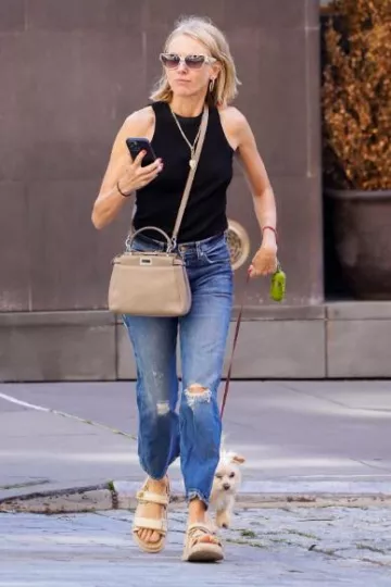 Dioract Sandal Raffia tressé de couleur jute porté par Naomi Watts dans le New York City Post le 14 septembre 2023