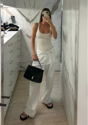R13 Damon Distressed Mid-Rise Wide-Leg Jeans usados por Rosie Huntington-Whiteley en su publicación de Instagram el 14 de septiembre de 2023