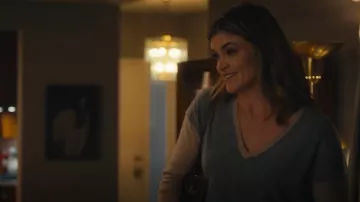 Gerard Darel Leny Color Blocked Cashmere V Neck Sweater usado por Hannah (Missi Pyle) como se ve en Harlan Coben's Shelter (S01E07)