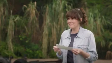 Levi's Ultimate Western Shirt worn by Jillian (Claudia O'Doherty) as seen in Killing It (S02E02)