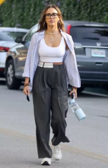 New Balance 574 Core Sneakers usadas por Jessica Alba en Beverly Hills Post el 13 de septiembre de 2023