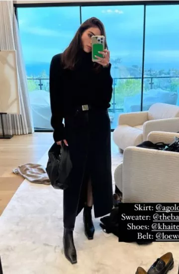 Le pull 100% cachemire surdimensionné et extrêmement doux Bazilika porté par Olivia Culpo sur sa story Instagram le 16 septembre 2023