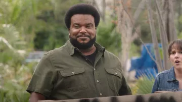 Chemise de travail Dickies portée par Craig (Craig Robinson) dans Killing It (S02E08)