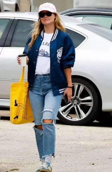 Gafas de sol Ray-Ban Original Wayfarer 2140 en negro usadas por Olivia Wilde en Los Ángeles el 16 de septiembre de 2023