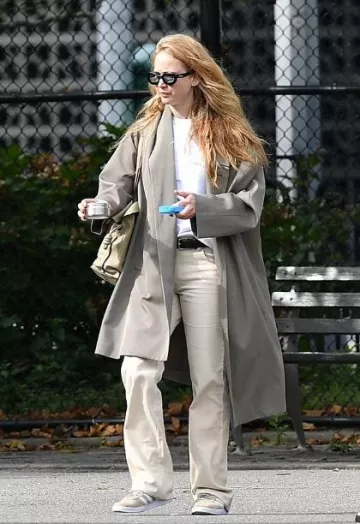 El cinturón Row Classic usado por Jennifer Lawrence en la ciudad de Nueva York el 16 de septiembre de 2023