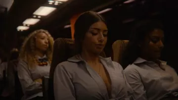 Designb London R Collier Pendentif texturé initial porté par Ruby Matthews (Mimi Keene) vu dans Sex Education (S03E05)