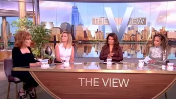 Sandales à talons à plateforme découpées Gucci portées par Joy Behar dans The View le 15 septembre 2023