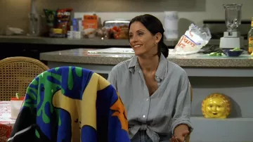 Chemise boutonnée en coton portée par Monica Geller (Courteney Cox) dans l’émission télévisée Friends (S03E25)