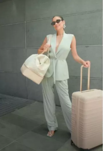 Beis The Weekender en beige porté par Shay Mitchell sur sa story Instagram le 17 septembre 2023