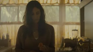 Veronica Beard Preta V-Neck Cashmere Sweater porté par Patricia 'Pat' Phelps (Courteney Cox) vu dans Shining Vale (S01E01)