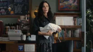 Veste Ba&sh Jacky portée par Patricia 'Pat' Phelps (Courteney Cox) vue dans Shining Vale (S01E02)