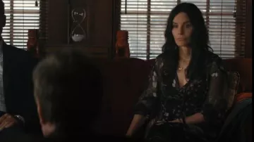 Robe Ba&sh Gigi portée par Patricia 'Pat' Phelps (Courteney Cox) vue dans Shining Vale (S01E02)