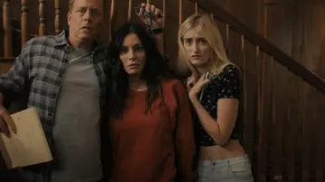 Le grand sweat-shirt The College porté par Patricia 'Pat' Phelps (Courteney Cox) vu dans Shining Vale (S01E03)