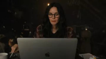 Chemise à carreaux Rails Hunter portée par Patricia 'Pat' Phelps (Courteney Cox) vue dans Shining Vale (S01E03)