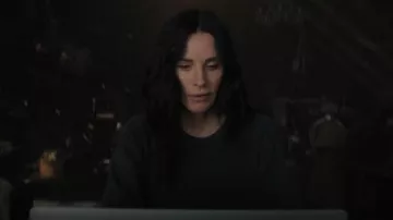 Le grand sweat-shirt The College porté par Patricia 'Pat' Phelps (Courteney Cox) vu dans Shining Vale (S01E04)