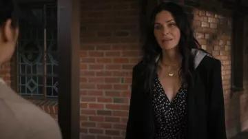 Veronica Beard Hooded Dickey Jacket porté par Patricia 'Pat' Phelps (Courteney Cox) comme on le voit dans les tenues de la série télévisée Shining Vale (S01E06)