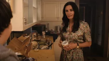 Sandro Robe à col en V imprimée floral portée par Patricia 'Pat' Phelps (Courteney Cox) vue dans Shining Vale (S01E06)