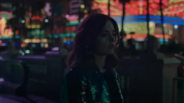 Kate Hewko Bombardero de lentejuelas iridiscentes usado por Liv Taylor (Jenna Coleman) como se ve en el programa de televisión Wilderness (S01E04)