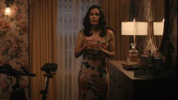 Dolce & Gabbana Robe Midi en Viscose imprimée Camélia portée par Patricia 'Pat' Phelps (Courteney Cox) vue dans Shining Vale (S01E07)