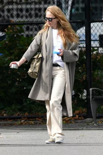 Zapatillas Adidas Gazelle Beige y Cloud White usadas por Jennifer Lawrence en la ciudad de Nueva York el 16 de septiembre de 2023
