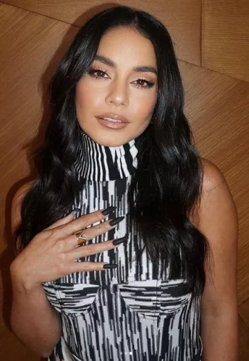 Louis Vuitton Essential V Ring porté par Vanessa Hudgens à la Fashion Island Style Week le 16 septembre 2023