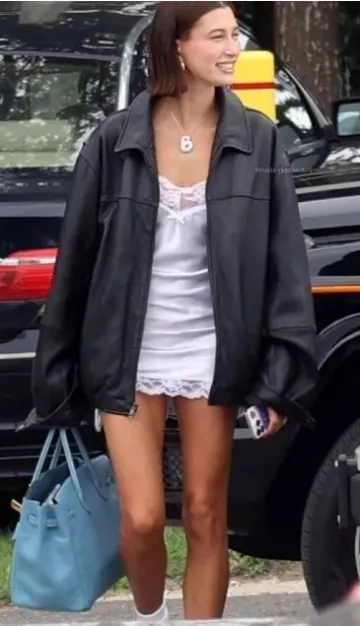 Octobuddy Silicone Suction Case porté par Hailey Baldwin à New York le 28 août 2023