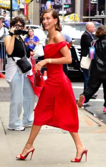 Jennifer Zeuner Lupe 1 » Hoops Boucles d’oreilles portées par Hailey Baldwin lors de Good Morning America le 28 août 2023