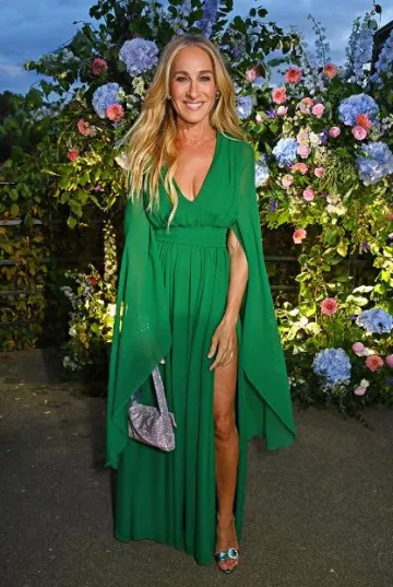 Elie Saab Cape-Detailed V-Neck Robe en soie portée par Sarah Jessica Parker à Atg Summer Party Post le 13 septembre 2023