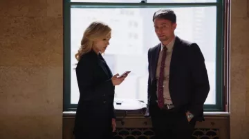 Sandro Malory Blazer porté par Amy Quinn (Lindsey Gort) vu dans All Rise (S03E11)