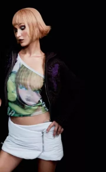 Heaven by Marc Jacobs One Shoulder Sequin Top porté par Bella Hadid at Heaven par Marc Jacobs Campaign Post le 9 septembre 2023