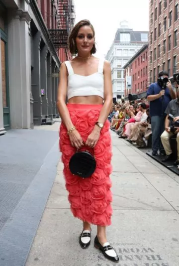 Aspinal of London Black Croc Embossed Hat Box porté par Olivia Palermo au Lapointe Fashion Show Post le 9 septembre 2023