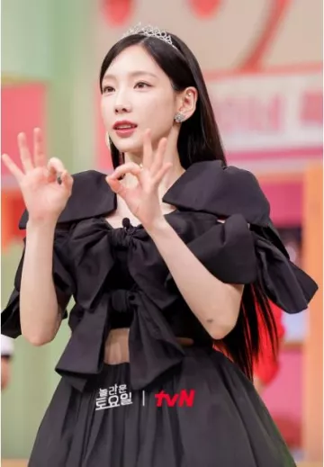 Détail du ruban à bouton-poussoir Robe découpée portée par Taeyeon dans Amazing Saturday Ep 280 Post le 9 septembre 2023