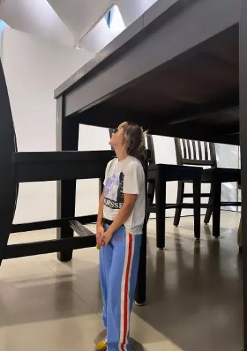 Pantalones de chándal plisados a rayas de Acne Studios usados por Olivia Wilde en su historia de Instagram el 26 de agosto de 2023