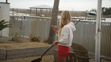 Lululemon Get Centred Cropped Hoodie White usada por Olivia Flowers en Southern Charm (S09E01)