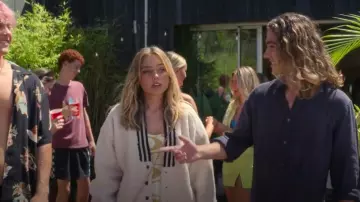 Ksubi Off-White P.E. Nation Edition Bomber Jacket porté par Wren (Annabel Wolfe) comme on le voit dans Surviving Summer (S02E02)